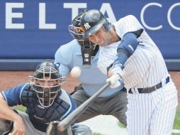 Derek Jeter conecta un cuadrangular en la tercera entrada que significa el hit número tres mil en su carrera. AP  /