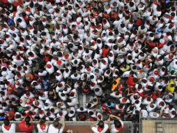 Las personas esperan cuarto festival de San Fermin. AFP  /