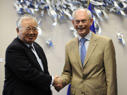 Van Rompuy da la mano con el Presidente de la Keindanren (Federación Empresarial de Japón), Hiromasa Yonekura priores. AFP  /