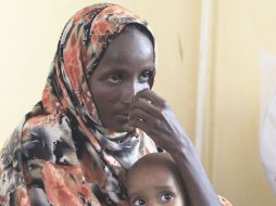 Habiba Abdi tiene 23 años y carga a su hijo Lul Mohamed, de uno. Espera ayuda en Kenia. AP  /