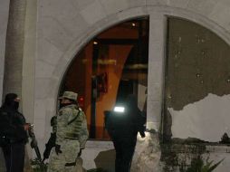 Elementos del ejército acordonan el edificio del comité directivo estatal del PRI que fue atacado con una granada. ARCHIVO  /