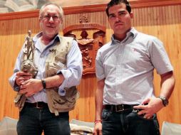 Javier Sicilia y el presidente de la FEU, Marco Antonio Núñez Becerra, en la ceremonia del Paraninfo de la UdeG. A. GARCÍA  /