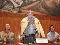 Javier Sicilia fue galardonado ayer por la Universidad de Guadalajara, con la presea ''Corazón de León''. A. GARCÍA  /