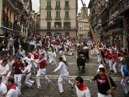 Dirigiéndose hacia el rancho El Pilar seguidos de los toros. AP  /