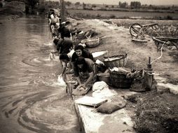 Las fotos han sido montadas en estructuras que se levantaron al costado del Puente de la Mujer. EFE  /