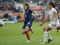 Alex Morgan (der.) dispara para anotar el tercer gol del partido para EU. AP  /