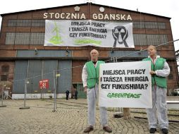 Greenpeace muestra una pancarta en la que se puede leer '¿Puestos de trabajo y energía barata o Fukushima?'. EFE  /