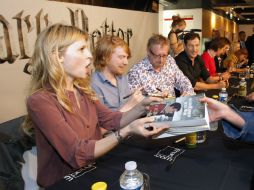 Se han vendido millones de libros de Harry Potter en el mundo. En la imagen, actores firman ejemplares. AFP  /