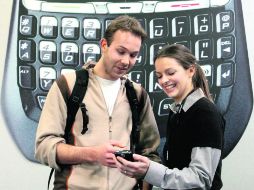 El comercio del teléfono inteligente se ve alterado por la competencia. EFE  /