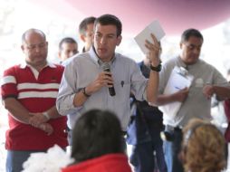 El alcalde Miguel Castro dialoga con habitantes y comerciantes de Las Juntas. ARCHIVO  /