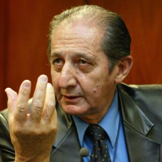 ''La poesía debería ser prohibida'': Lizalde