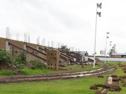 La sustitución de pasto y mejoramiento de la estructura de la cancha son algunas de las obras que se realizan. M. FREYRÍA  /