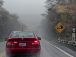 Durante las lluvias, el deterioro de las carreteras se incrementa. Por ello se recomienda extremar precauciones. A. GARCÍA  /