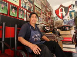 La Bolería es para Roberto Castillo el hogar de dos de sus pasiones: la afición al Atlas y el placer de bolear zapatos. A. CAMACHO  /