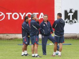 El cuerpo técnico de Chivas prepara el juego ante Gallos Blancos. A. CAMACHO  /