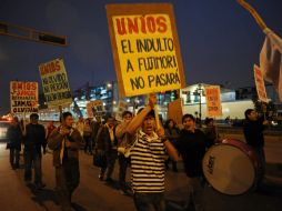 Un grupo de estudiantes canta arengas contra el expresidente peruano Alberto Fujimori. EFE  /