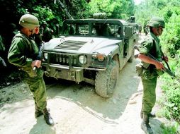 Elementos militares localizaron varios contenedores con 666 paquetes confeccionados con cinta adhesiva. ARCHIVO  /