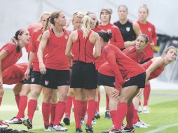 Las estadounidenses reconocieron ayer la cancha del estadio en Frankfurt, donde hoy jugarán la final. AFP  /