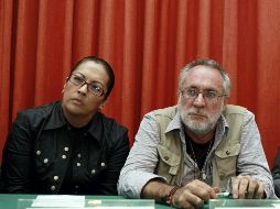 Javier Sicilia y Gabriela Alejo, familiares de dos de las siete personas asesinadas en marzo, en la rueda de prensa de hoy. EFE  /