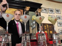 En el bar se lleva a cabo la competencia para buscar al Rey del Daiquiri. NTX  /