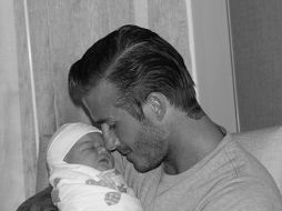 David Beckham colocó en su perfil de Facebook la foto de las mujeres de su vida: Victoria y Harper Seven. AP  /