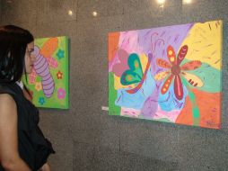 Simpáticos leones, elefantes, jirafas y dinosaurios invitan a un viaje a través de la alegría y la inocencia. EFE  /