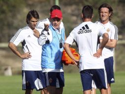 El entrenador del Real Zaragoza (3d), durante el entrenamiento que el equipo  realizó antes de la pretemporada. EFE  /