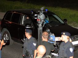 La policía vigila los alrededores de la prisión de Remetinec, durante la llegada del vehículo con Ivo Sanader. EFE  /