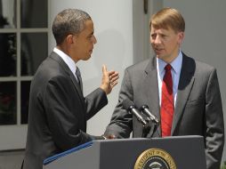 El presidente de EU, Barack Obama, (i) aprieta la mano del exfiscal general de Ohio, Richard Cordray (d). EFE  /