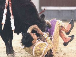 El novillero mexicano Sergio Flores, durante una de las cornadas que sufrió en su segundo toro en Las Ventas de Madrid. ESPECIAL  /