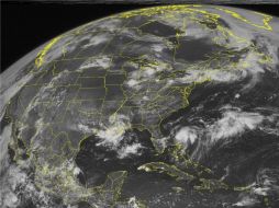Imagen de satélite de la tormenta tropical Bret, girando al este de Florida. AP  /