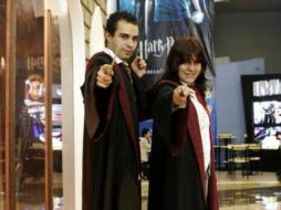 Cientos de fanáticos llegaron disfrazados a los cines de estreno. EL UNIVERSAL  /