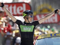 El noruego del equipo Sky, Boasson Hagen, celebra haber llegado de primero en la décimo séptima etapa. EFE  /