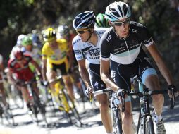 El corredor español del Saxo Bank Alberto Contador (2d) rueda detrás del luxemburgués Andy Schleck, en la decimoséptima etapa. EFE  /