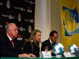 Aaron Padilla (I), Carla Colombo (C) y Rafael Mancilla (D), durante la conferencia de prensa. MEXSPORT  /