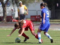 Las jugadoras de Francia (azul) y Canadá (rojo) diputan un partido de fútbol por la primera etapa de los Juegos Militares Mundiales.EFE  /