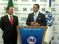 Javier Lozano hizo el anuncio acompañado por el presidente nacional del blanquiazul, Gustavo Madero. ESPECIAL  /