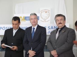 A la inauguración del depósito temporal de sangre, acudieron Alfonso Petersen y Felipe de Jesús Álvarez Cibrián. ESPECIAL  /