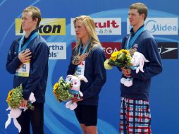 (De izq a der) Andrew Gemmel, Ashley Grace, Sean Ryan obtuvieron la medalla de oro en la prueba aguas abierta. AP  /