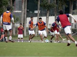 Jugadores del conjunto Estudiantes, durante sesión de entrenamiento en el Estadio Tres de Marzo. A.HINOJOSA  /