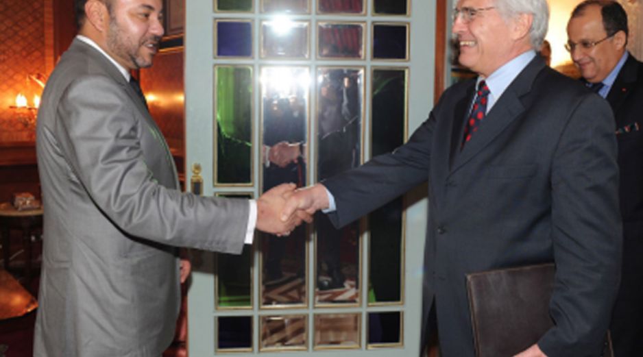 El enviado especial de la ONU para el Sahara Occidental, Christopher Ross (d), evitó detallar qué avances se habían conseguido. ARCHIVO  /