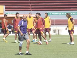 José Luis Sánchez Solá dirige la práctica previa al debut de Estudiantes Tecos en el Apertura 2011.  A. CAMACHO  /