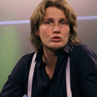 Alexander Acha abandona el escenario