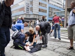 Tras la explosión, los heridos eran atendidos en las calles del distrito. AP  /