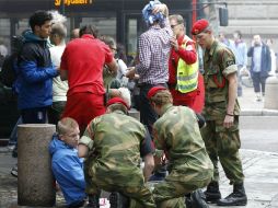 Los cuerpos de rescate atienden a las víctimas del bombazo en el centro de Oslo. AFP  /