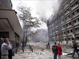 El fuerte impacto de la explosión devastó una amplía zona de la capital. EFE  /