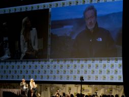 Charlize Theron y Damon Lindelof miran vía satélite la imagen del director Ridley Scott. AP  /