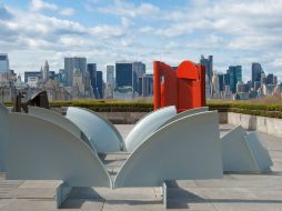 Algunas esculturas de Anthony Caro son vistas en la terraza superior del Museo Metropolitano de NY. EFE  /
