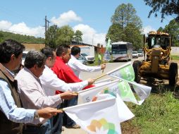Autoridades de los tres órdenes de Gobierno encabezaron el inicio de la rehabilitación de la carretera. A. CAMACHO  /