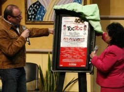 El productor del montaje, Morris Gilbert, y la actriz Carmen Salinas develaron la placa conmemorativa. NTX  /